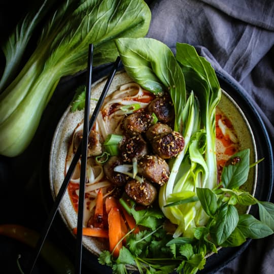 Thaisoppa med ekologiska nötköttbullar och nudlar