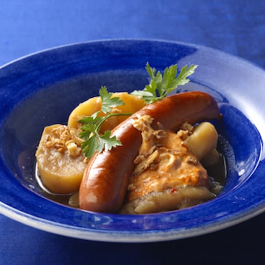 Lunchkorv med ölkokt potatis, paprikakräm och rostad lök